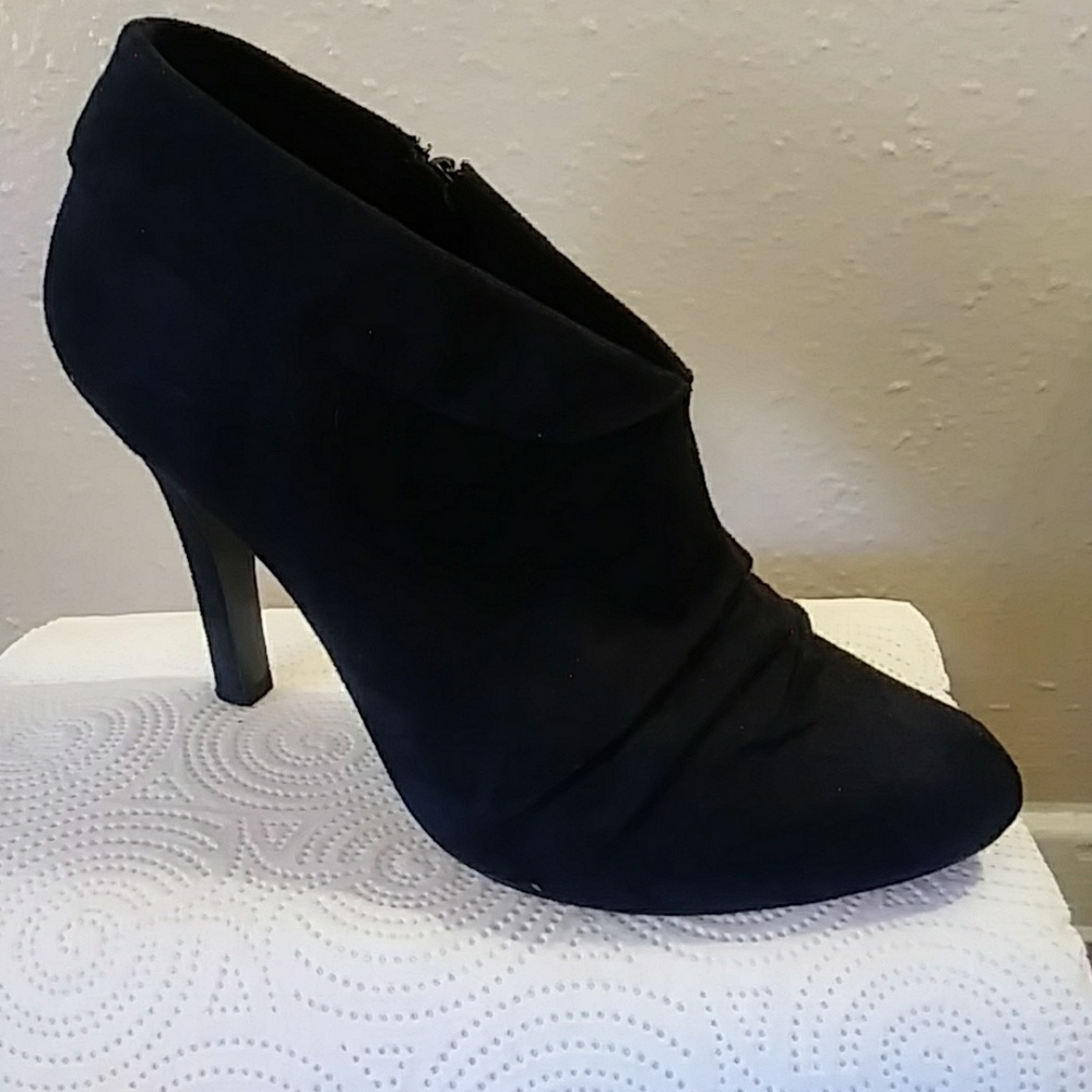 Charlotte Ruuse Black Velvet Heel